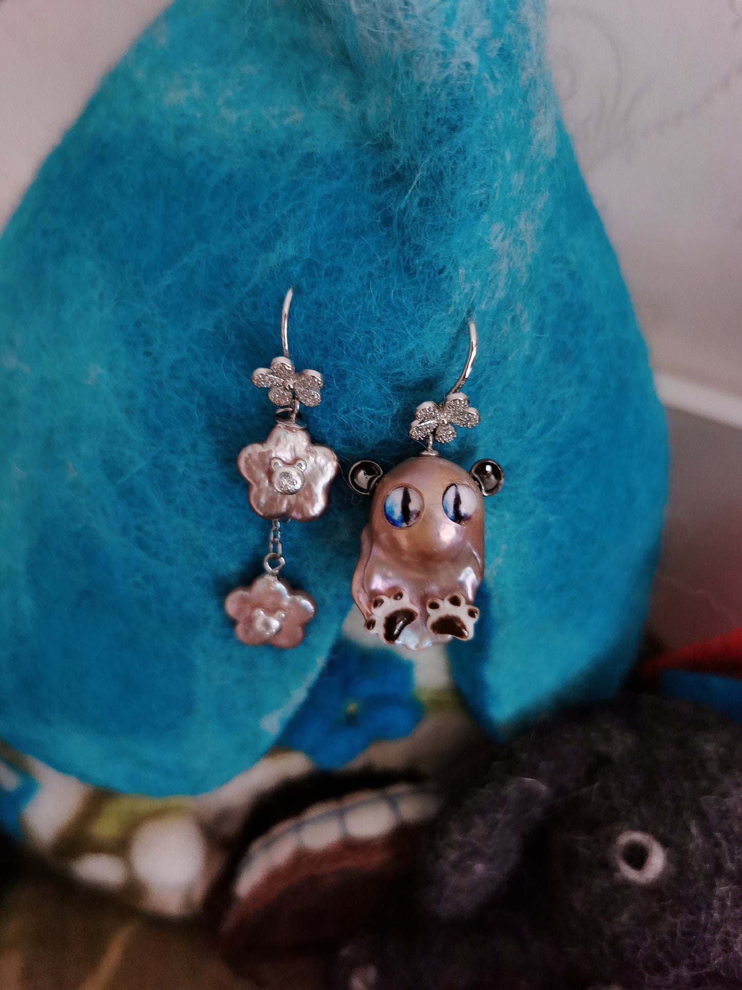 Bear and flowers earring